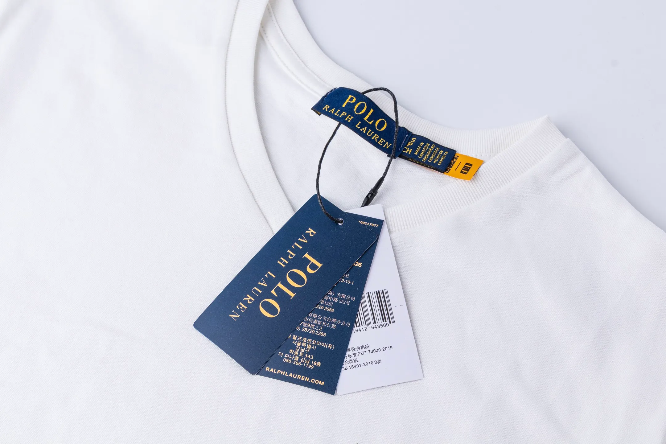 P126 Style number: 512 Ralph Lauren/Ralph Lauren 2025 new summer color matching pure cotton 240g Tajima embroidery V-neck T-shirt. The main logo on the neck has a QR code mark, which can be scanned for verification. The Tajima embroidery machine imported from Japan is used to create the pony mark, which is brightly colored. Distinguish the low-quality products on the market. 32 counts, 240g hydrophilic toner, 100% cotton fabric, comfortable and soft, highly breathable, focusing on high-end cost-effectiveness, needless to say good quality. Available in a variety of colors, both boys and girls can try this genderless style, giving them a yuppie tone in no time. Immerse yourself in your leisurely style, and have your own style in retro. Natural, vivid and very French romantic feelings, perfectly integrating youthful atmosphere and trend. Color: white, orange, navy blue, dark green Size: S-xL S Shoulder width 44 Bust 104 Sleeve length 23 Clothing length 72 M Shoulder width 45 Bust 108 Sleeve length 24 Clothing length 74 L Shoulder width 46 Bust 112 Sleeve length 25 Clothing length 76 xL Shoulder width 47 Bust 116 Sleeve length 26 Clothing length 78